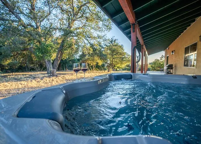 Stylish Country Cowboy Home With Hot Tub On 20 Acres